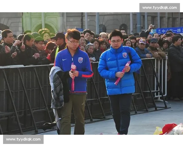 川超星光寄哀思:球迷亮灯送别小球迷林子金 川超星光寄哀思:球迷亮灯送别小球迷林子金